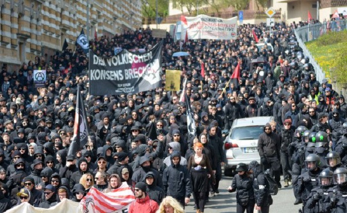 Schwere Ausschreitungen bei Demos in Bochum und Plauen